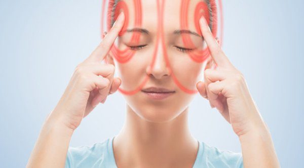 Bệnh rối loạn tiền đình gây nên trạng thái mất thăng bằng khi thay đổi tư thế làm cho người bị bệnh chóng mặt, đầu óc quay cuồng, mắt hoa, ù tai, buồn nôn