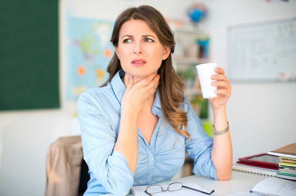 Những người có tần suất nói nhiều như giáo viên, MC, diễn giả, ca sĩ... thường gặp phải tình trạng khàn tiếng
