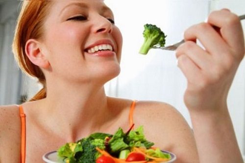 Mẹ sau sinh ra chúng tôi thích ăn thịt gà và sinh đôi.