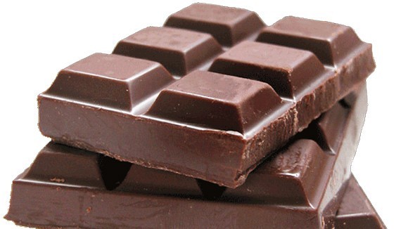 Ăn một miếng chocolate đen tăng cường trí não, giải phóng endorphins và tăng mức serotonin. Ngoài ra, nó hạn chế hormone stress và giảm mức độ lo lắng.