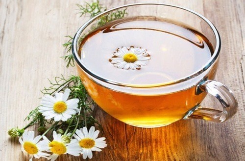 Trà hoa cúc giúp hệ thần kinh thư giãn và bình tĩnh. Nó chứa chất chống oxy hóa và flavonoid có tác dụng làm dịu cơ thể.