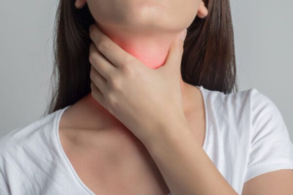 Triệu chứng viêm họng hạt thường gặp là đau rát họng, sốt cao...