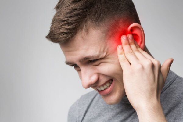 Viêm tai giữa gây ra tình trạng đau, ngứa tai và tiềm ẩn nguy cơ biến chứng
