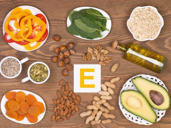 Vitamin E từ các loại thực phẩm giàu vitamin E như các loại trái cây mọng, ngũ cốc, ngô, các loại hạt có thể giúp làm giảm tới 42% nguy cơ ung thư bàng quang.