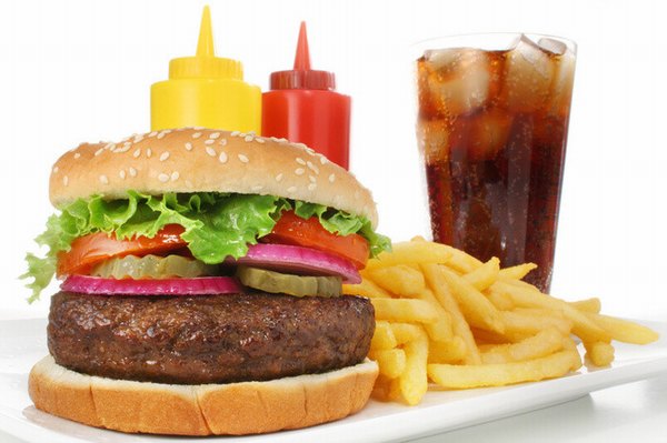 Ít người biết rằng trong thành phần của các loại đồ ăn nhanh chứa nhiều dầu, mỡ và nghèo chất dinh dưỡng. 