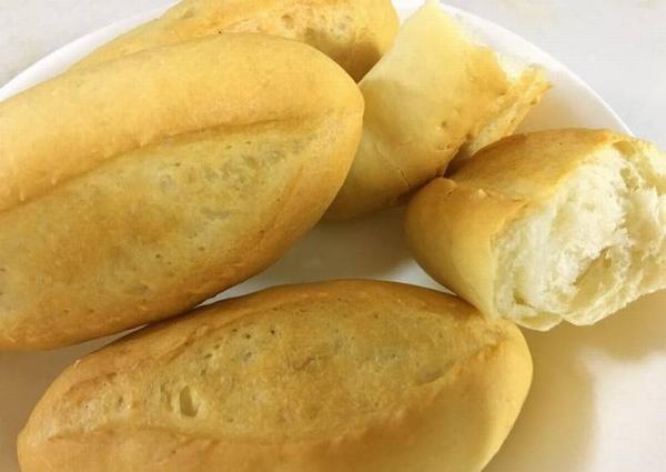 Khi đã phục hồi được chế độ ăn uống, lưỡi cũng không còn cảm giác đau, người bệnh có thể ăn bánh mì hoặc các loại thực phẩm như miến, bún…