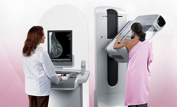 Khám sức khỏe, tầm soát ung thư vú định kì luôn được khuyến khích cho mọi chị em