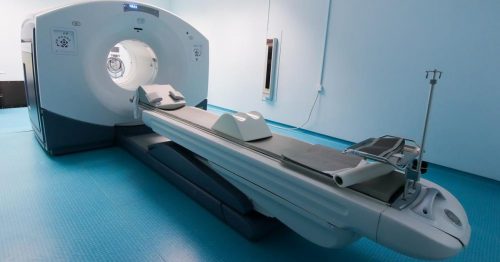 【GIẢI MÃ】Chụp PET/CT là gì? Chụp PET/CT giá bao nhiêu tiền? 1 Kỹ thuật chụp PET/CT sử dụng hạt phát positron để định vị chính xác khối u, phát hiện tổn thương nguyên phát của ung thư, thậm chí có thể phát hiện ra các tế bào bất thường hay những khối u tương lai sẽ thành ung thư