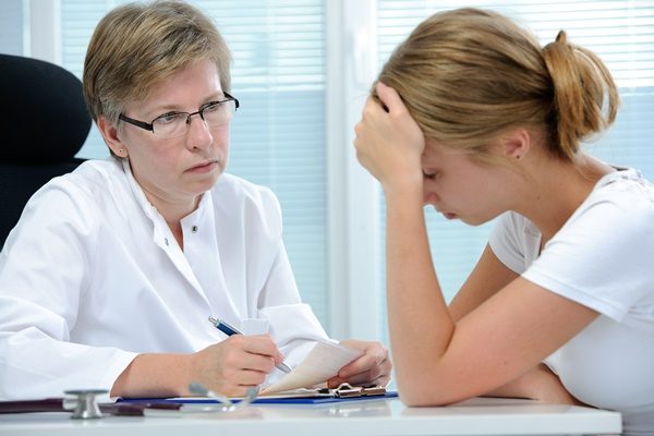 Hãy đến bệnh viện khám nếu bạn gặp bất kì triệu chứng bất thường nào