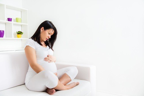 Ở những tháng cuối thai kỳ, mẹ bầu thường có cảm giác đau âm ỉ từ vùng xương chậu đến đùi, hai bên háng.
