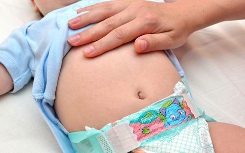 Chế độ dinh dưỡng không phù hợp là một trong những nguyên nhân gây đầy hơi khó tiêu ở trẻ sơ sinh.