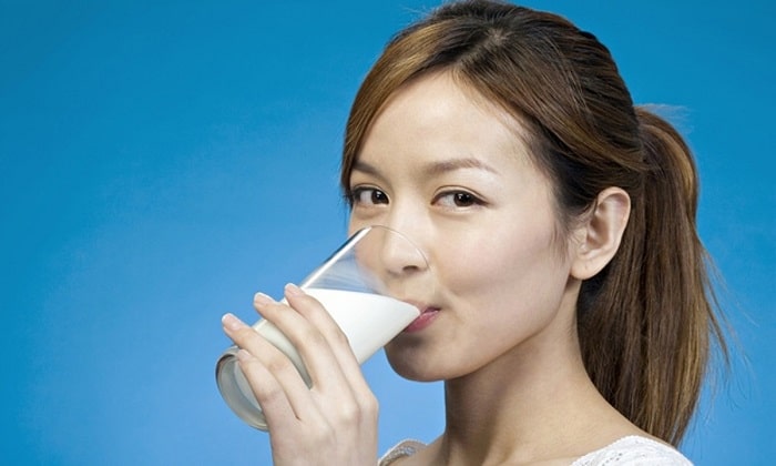 Mẹ nên uống sữa sau khi ăn sáng