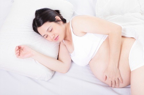 Bà bầu ngủ nghiêng bên phải có thể làm ảnh hưởng đến sự phát triển của thai nhi
