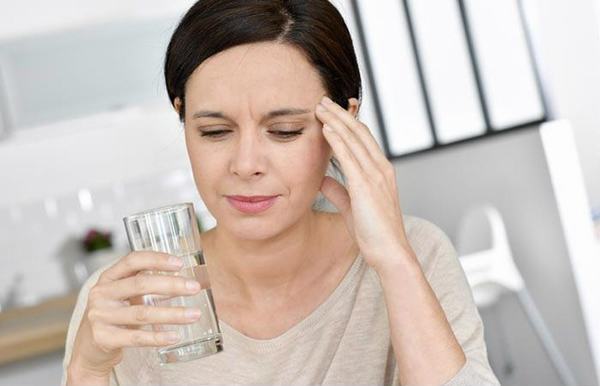 Thói quen uống ít nước hoặc không uống nước là một trong những nguyên nhân gây ra sỏi thận