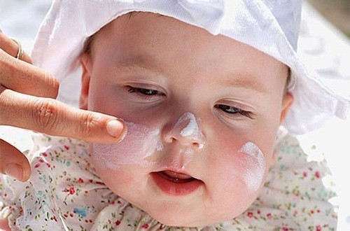 Chăm sóc chữa trị cho trẻ đúng cách tránh làm tổn thương vùng da bị chàm của trẻ