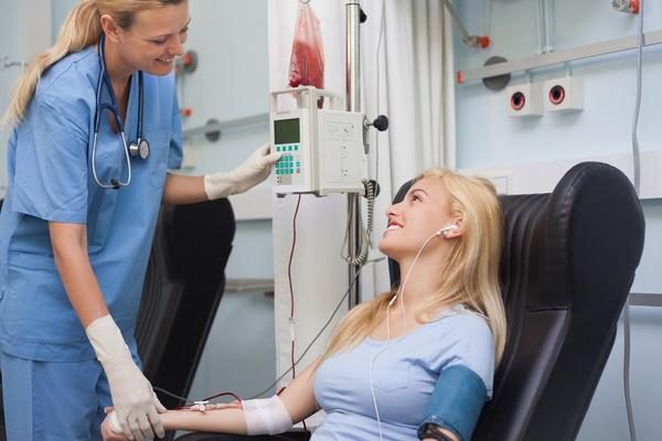 Hóa trị là một trong những phương pháp điều trị chính cho bệnh nhân ung thư buồng trứng