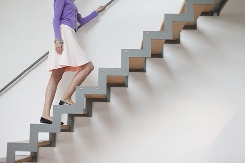 Bám vịn vào cầu thang để an toàn hơn cho mẹ sinh mổ
