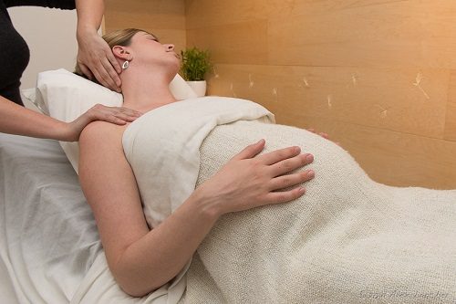 Tắm gội trước khi sinh giúp tinh thần mẹ thoải mái hơn.