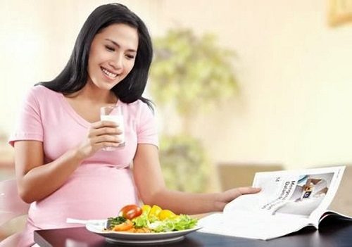 Mẹ sau sinh thường cần chú ý vệ sinh cơ thể, nghỉ ngơi hợp lý.