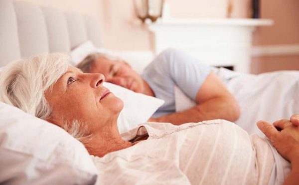 Người già thường tiểu nhiều vào ban đêm