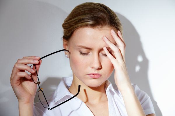 Khi bị viêm đại tràng, người bệnh có thể gặp tình trạng mệt mỏi, chán ăn, sốt...