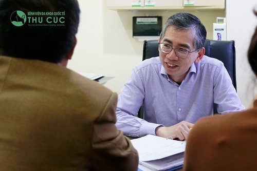 TS. BS Lim Hong Liang tư vấn điều trị ung thư cho bệnh nhân tại Bệnh viện Thu Cúc
