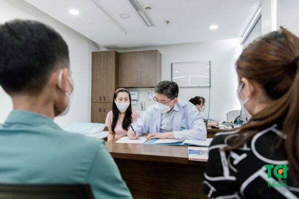 bệnh nhân bị ung thư tuyến tụy thăm khám với bác sĩ ung bướu