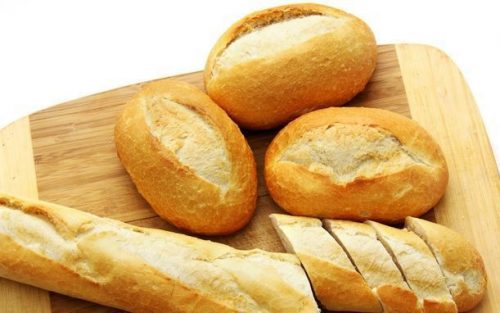 Bánh mỳ là thức ăn mà người bị bán tắc ruột nên ăn