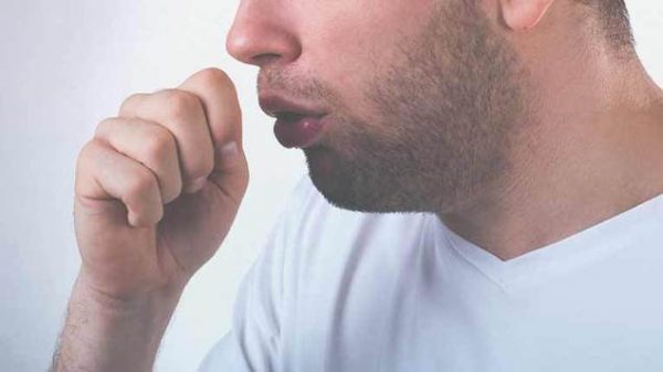  Người viêm phổi thường có cảm giác ho, khó thở, môi khô, sốt,..