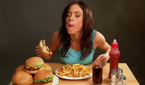 Ăn uống không khoa học có thể gây đầy bụng đau bụng âm ỉ
