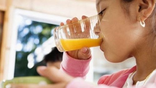 Bù nước tích cực bằng việc uống nhiều nước lọc, nước canh, nước cam, nước dừa, nước ép rau củ quả, nước điện giải...
