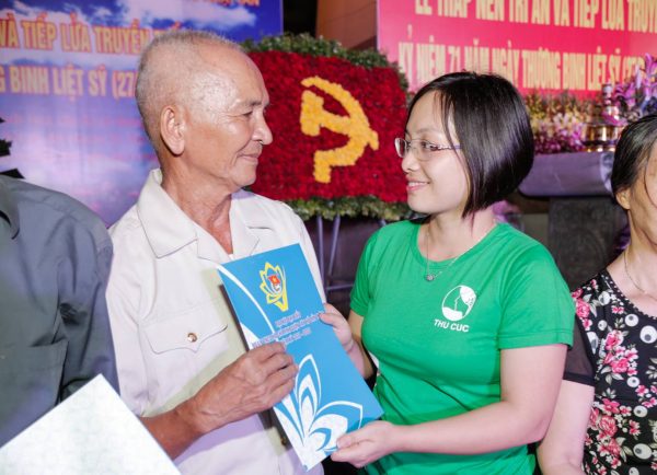 Nhân dịp này, Bệnh viện ĐKQT Thu Cúc dành tặng nhiều phần quà thăm hỏi các gia đình chính sách trên địa bàn quận Tây Hồ.