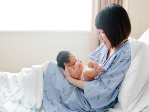 Chị em ngồi nhiều sau khi sinh khiến cho quá trình tiêu hóa thức ăn trở nên kém hơn, gây đầy bụng