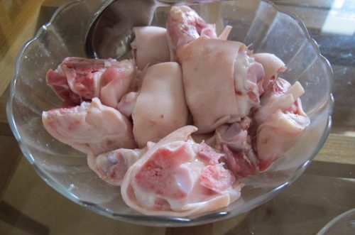 Đầy hơi chướng bụng sau khi sinh thường do chế độ ăn uống của chị em như ăn nhiều chất béo, đạm