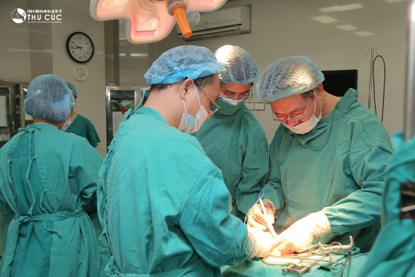 Phẫu thuật là một trong những phương pháp điều trị chính cho bệnh nhân ung thư trực tràng