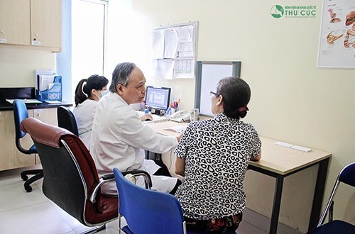 Trường hợp người cao tuổi mắc chứng mất ngủ kéo dài nên đến bệnh viện để được bác sĩ chuyên khoa thăm khám