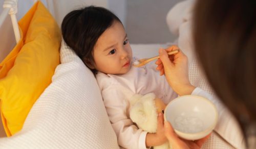 Bên cạnh việc điều trị theo chỉ định của bác sĩ, trẻ cần chế độ dinh dưỡng, nghỉ ngơi hợp lý.