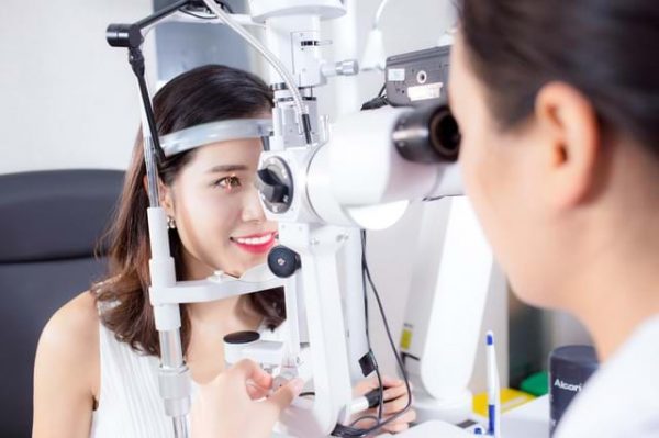 Bạn nên đến cơ sở chuyên khoa để thăm khám khi đau mắt đỏ