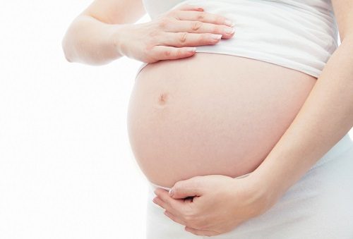 Bụng tụt xuống là một trong những dấu hiệu sắp sinh con