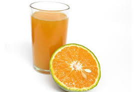 Nước cam giàu vitamin C giúp tăng cường hệ miễn dịch, củng cố thành mạch rất tốt cho người bệnh sốt xuất huyết. Bên cạnh nước cam, nước ép bưởi, nước chanh leo, nước ép bưởi, sinh tố dưa hấu... cũng rất giàu vitamin C.