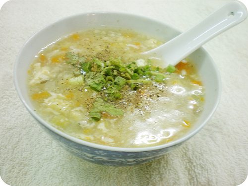 Người bệnh sốt xuất huyết thường mệt mỏi, chán ăn, mất nước nên những thức ăn mềm, lỏng, dễ tiêu hóa như cháo, soup luôn là lựa chọn hàng đầu.