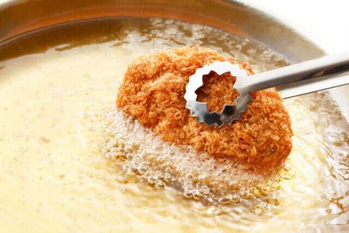 Người bệnh sốt xuất huyết nên hạn chế đồ ăn nhiều dầu mỡ, chiên rán, xào, thức ăn nhanh, đồ ăn đóng hộp...