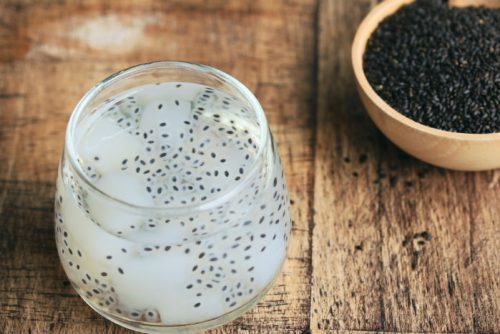 Hạt é còn có những tên gọi khác là trà tiên hay húng quế, và có tên khoa học là Ocimum basilicum L. Đây là một loại hạt thô, nhỏ, có vỏ cứng màu đen, khá giống với hạt chia và hạt mè đen (vừng)
