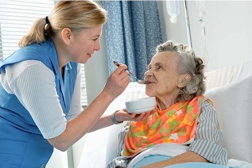 Người bệnh nên ăn những thực phẩm dễ tiêu hóa như cháo hoặc súp, rau củ quả