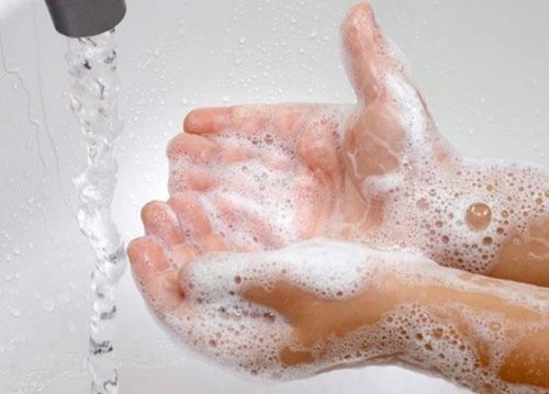 Rửa tay bằng xà phòng diệt khuẩn thường xuyên đặc biệt là trước khi ăn và sau khi đi vệ sinh để phòng bệnh tiêu chảy.