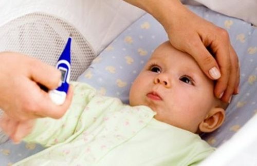 Trẻ nóng sốt bất thường là một triệu chứng của xuất huyết tiêu hóa
