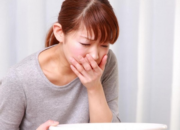 Buồn nôn, nôn ói là một trong những triệu chứng cảnh báo u nang buồng trứng có thể gặp