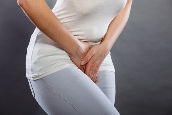 Người bệnh bị viêm bàng quang thường xuất hiện các triệu chứng tiểu buốt, tiểu ra máu...