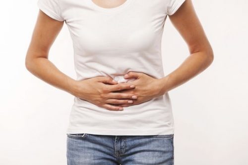 Xoắn ruột gây hiện tượng đau bụng, buồn nôn, sốt cao, ...