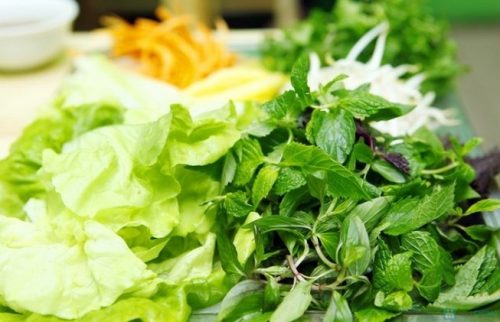 Người xuất huyết tiêu hóa tuyệt đối không nên ăn rau sống, đồ ăn tái sống vì có thể khiến tình trạng xuất huyết tiêu hóa trầm trọng hơn.